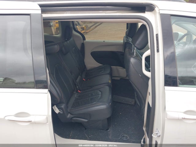 Auction sale of the 2017 Chrysler Pacifica Touring-l, vin: 2C4RC1BG7HR635023, lot number: 44508164