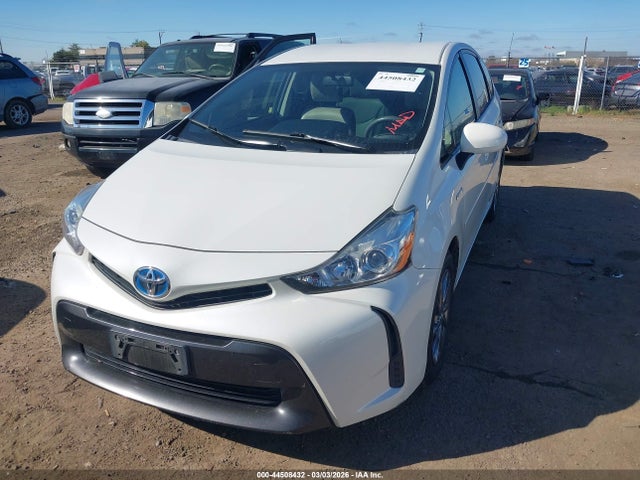 Toyota Prius V Two 2015 JTDZN3EU1FJ017785 Image 2