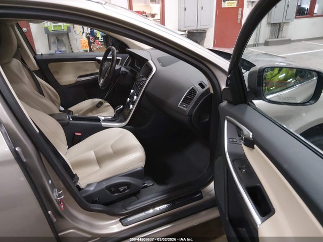 2016 VOLVO XC60 YV4612RM9G2866977 Photo 4