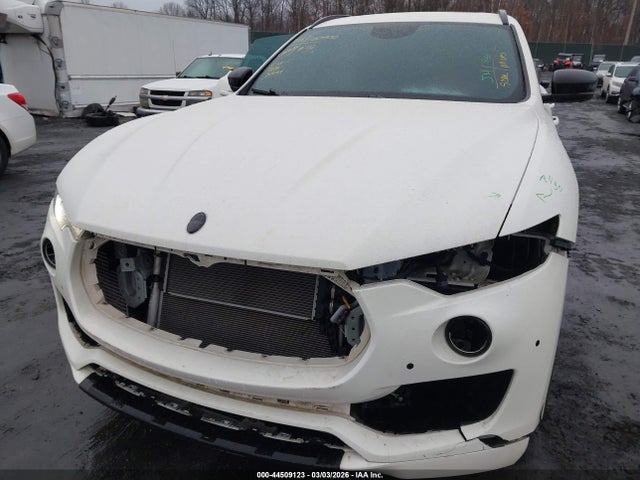 Продажа на аукционе авто 2022 Maserati Levante Gt, vin: ZN661XUA5NX383496, номер лота: 44509123