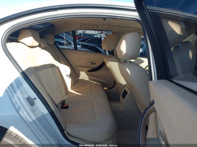 BMW 320i 2015 WBA3B1G55FNT03461 Image 8