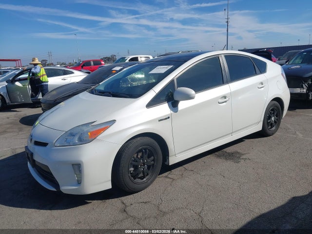 Toyota Prius Three 2015 JTDKN3DU5F1916717 Image 2