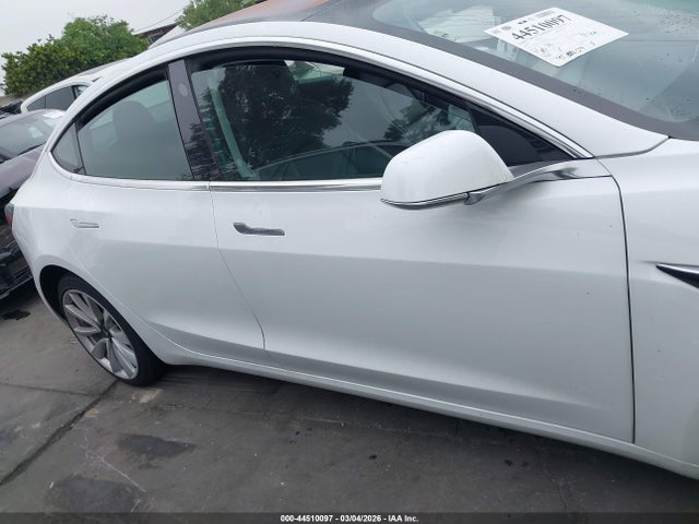 44510097 :رقم المزاد ، 5YJ3E1EAXJF062420 vin ، 2018 Tesla Model 3 Long Range/mid Range مزاد بيع