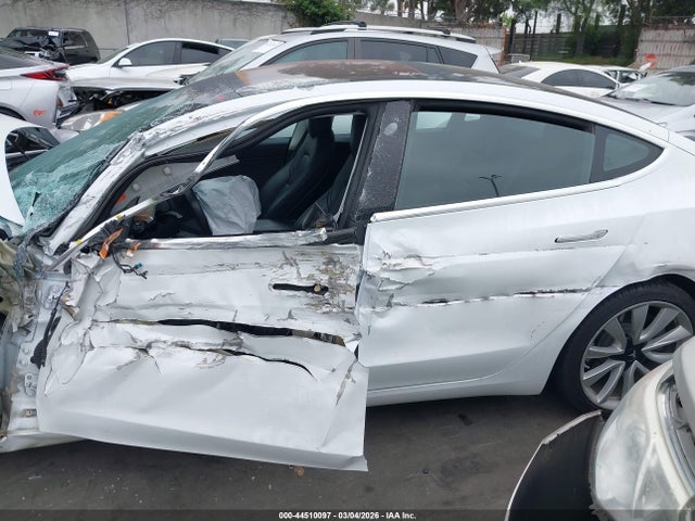 44510097 :رقم المزاد ، 5YJ3E1EAXJF062420 vin ، 2018 Tesla Model 3 Long Range/mid Range مزاد بيع