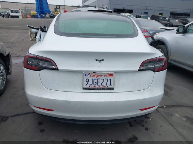 44510097 :رقم المزاد ، 5YJ3E1EAXJF062420 vin ، 2018 Tesla Model 3 Long Range/mid Range مزاد بيع