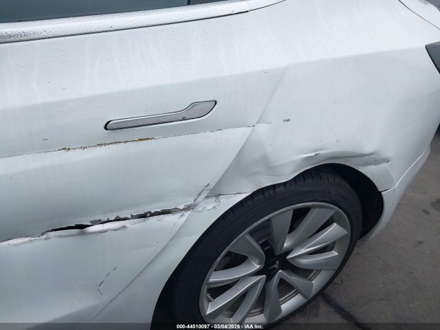 44510097 :رقم المزاد ، 5YJ3E1EAXJF062420 vin ، 2018 Tesla Model 3 Long Range/mid Range مزاد بيع