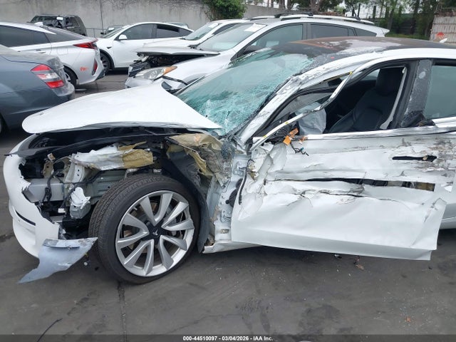 44510097 :رقم المزاد ، 5YJ3E1EAXJF062420 vin ، 2018 Tesla Model 3 Long Range/mid Range مزاد بيع
