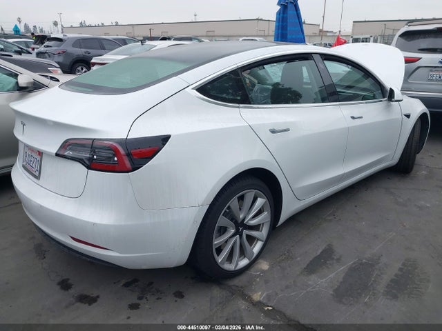 44510097 :رقم المزاد ، 5YJ3E1EAXJF062420 vin ، 2018 Tesla Model 3 Long Range/mid Range مزاد بيع
