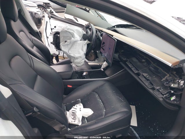44510097 :رقم المزاد ، 5YJ3E1EAXJF062420 vin ، 2018 Tesla Model 3 Long Range/mid Range مزاد بيع