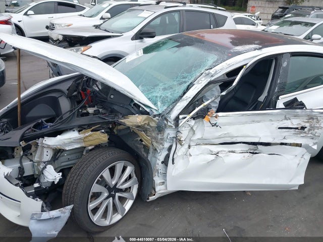 44510097 :رقم المزاد ، 5YJ3E1EAXJF062420 vin ، 2018 Tesla Model 3 Long Range/mid Range مزاد بيع