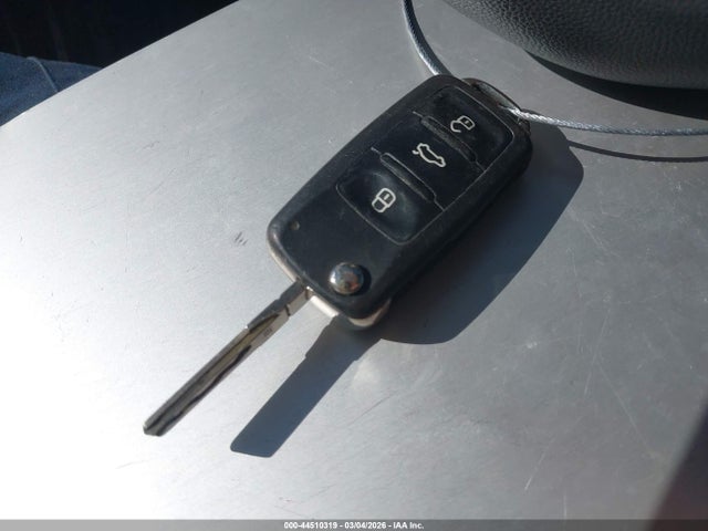 1VWAT7A38HC013163 Volkswagen Passat 1.8t S