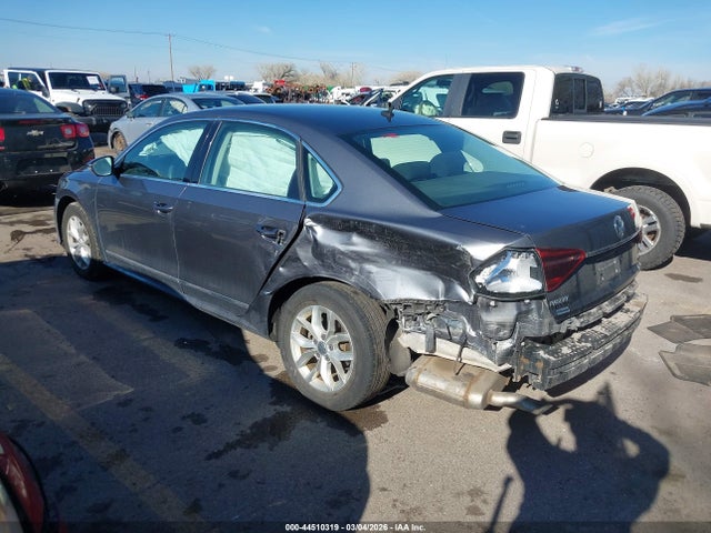 1VWAT7A38HC013163 Volkswagen Passat 1.8t S