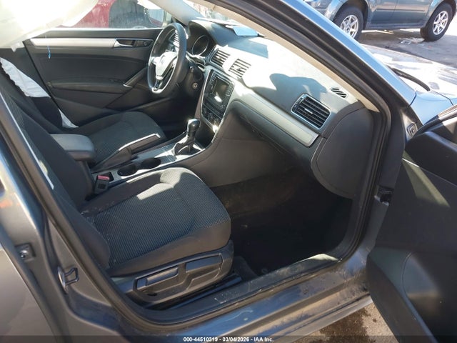 1VWAT7A38HC013163 Volkswagen Passat 1.8t S