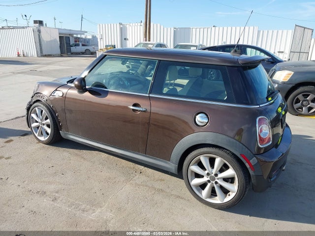 2011 MINI COOPER S WMWSV3C57BTY10548 Photo 2