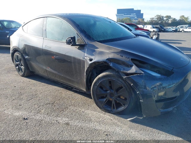 Продажа на аукционе авто 2024 Tesla Model Y Long Range Single Motor Rear-wheel Drive/rwd, vin: 7SAYGDED9RF120320, номер лота: 44511208