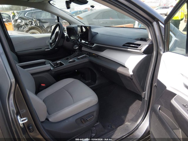 Toyota SIENNA XLE 2025 5TDYRKECXSS264608 Image 5