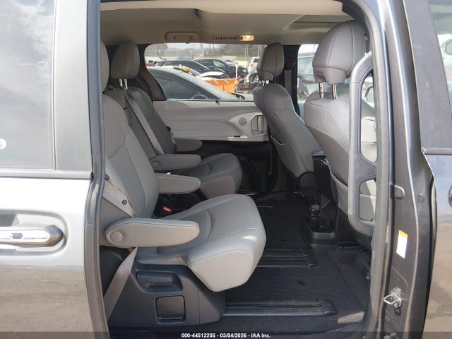 Toyota SIENNA XLE 2025 5TDYRKECXSS264608 Image 8