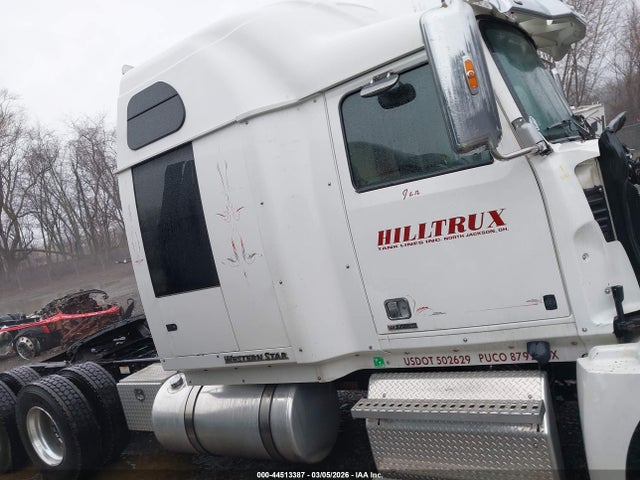 44513387 :رقم المزاد ، 5KJJBHDR2MLMJ2675 vin ، 2021 Western Star 5700 Xe Set Back Axle W/sleeper مزاد بيع