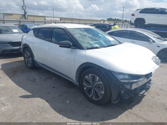 2022 KIA EV6 KNDC34LB1N5045080