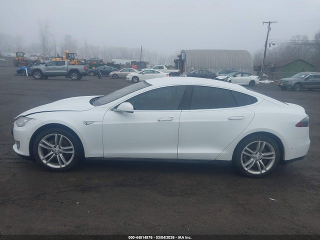 44514876 :رقم المزاد ، 5YJSA1H11FFP77922 vin ، 2015 Tesla Model S 60/70/85 مزاد بيع