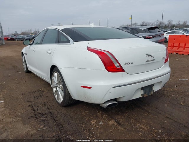 2015 JAGUAR XJ SAJWJ2GD5F8V87089 Photo 2