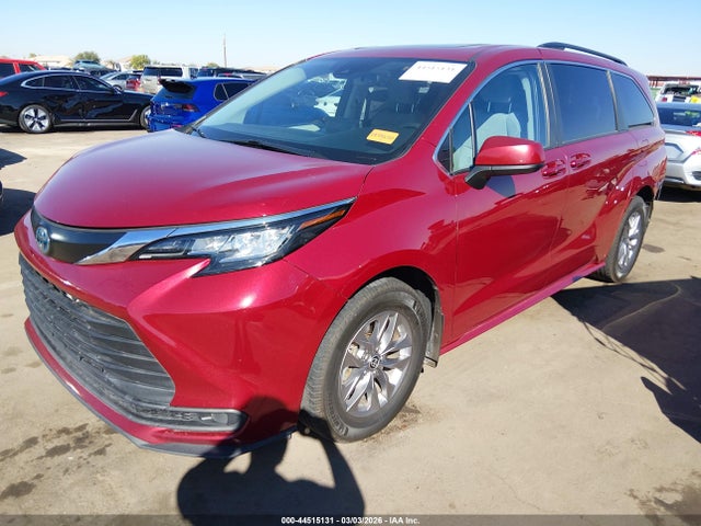 Toyota SIENNA LE 2023 5TDBRKECXPS142845 Image 2