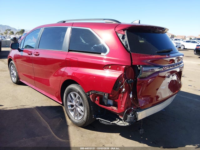 Toyota SIENNA LE 2023 5TDBRKECXPS142845 Image 3