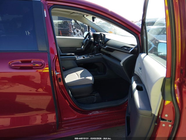 Toyota SIENNA LE 2023 5TDBRKECXPS142845 Image 5