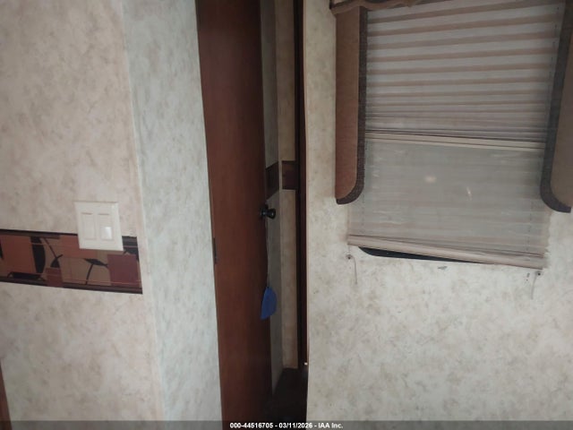 44516705 :رقم المزاد ، 5ZT3CH1B7CA305074 vin ، 2012 Forest River Chaparral مزاد بيع