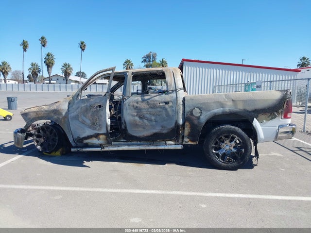 1C6RR6NM5KS709680 RAM 1500 Classic Laramie 4x2 5&#039;7 Box