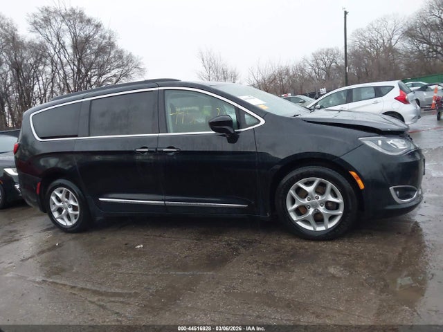 Продажа на аукционе авто 2017 Chrysler Pacifica Touring-l, vin: 2C4RC1BG5HR762658, номер лота: 44516828