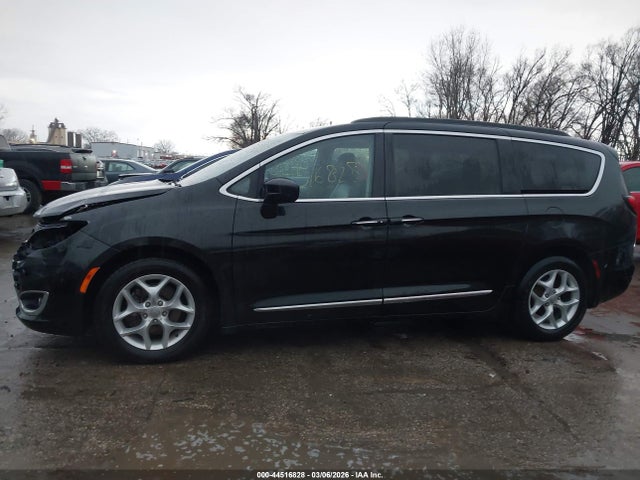 Продажа на аукционе авто 2017 Chrysler Pacifica Touring-l, vin: 2C4RC1BG5HR762658, номер лота: 44516828