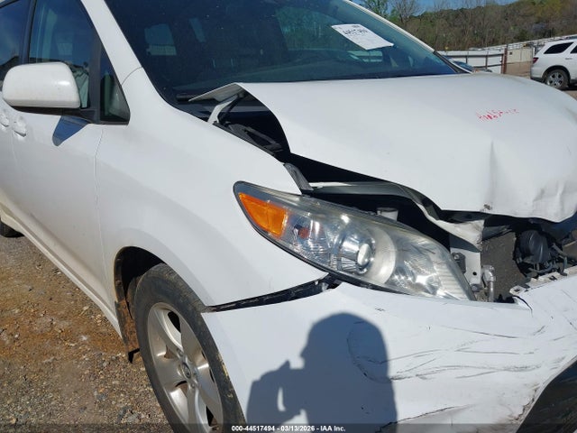 Toyota Sienna Le 8 Passenger 2018 5TDKZ3DC4JS956715 Image 17