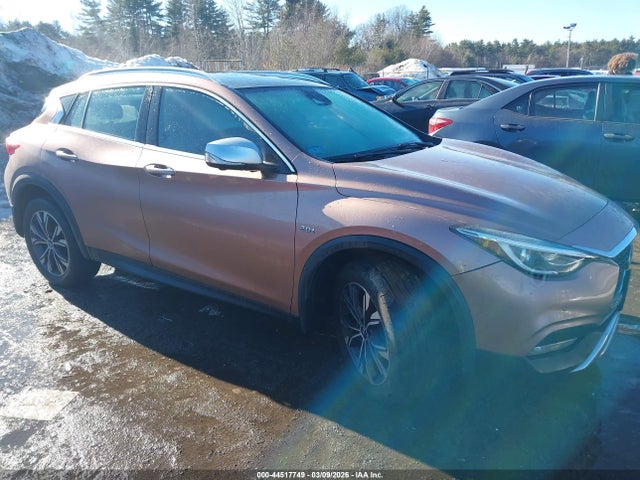 SJKCH5CR1JA053117 Infiniti Qx30 Premium