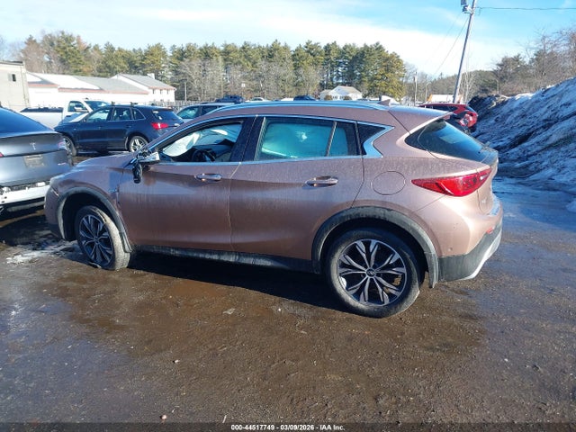SJKCH5CR1JA053117 Infiniti Qx30 Premium