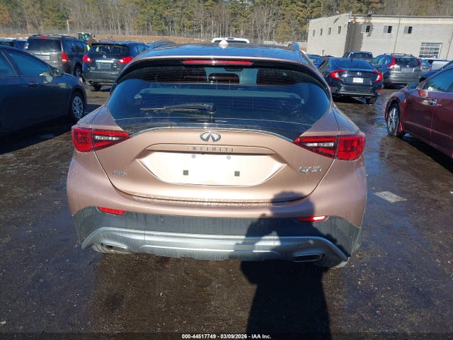 SJKCH5CR1JA053117 Infiniti Qx30 Premium