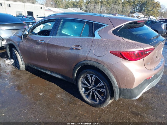 SJKCH5CR1JA053117 Infiniti Qx30 Premium