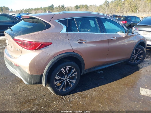 SJKCH5CR1JA053117 Infiniti Qx30 Premium