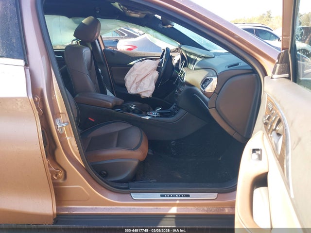 SJKCH5CR1JA053117 Infiniti Qx30 Premium