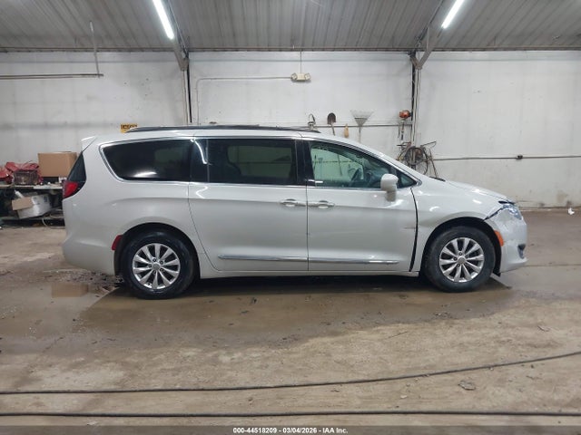 Продаж на аукціоні авто 2017 Chrysler Pacifica Touring-l, vin: 2C4RC1BG9HR583393, номер лоту: 44518209