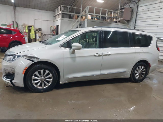 Продаж на аукціоні авто 2017 Chrysler Pacifica Touring-l, vin: 2C4RC1BG9HR583393, номер лоту: 44518209