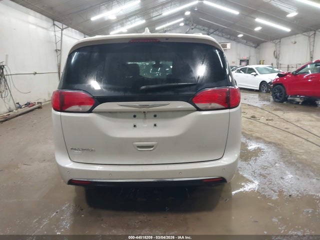 Продаж на аукціоні авто 2017 Chrysler Pacifica Touring-l, vin: 2C4RC1BG9HR583393, номер лоту: 44518209