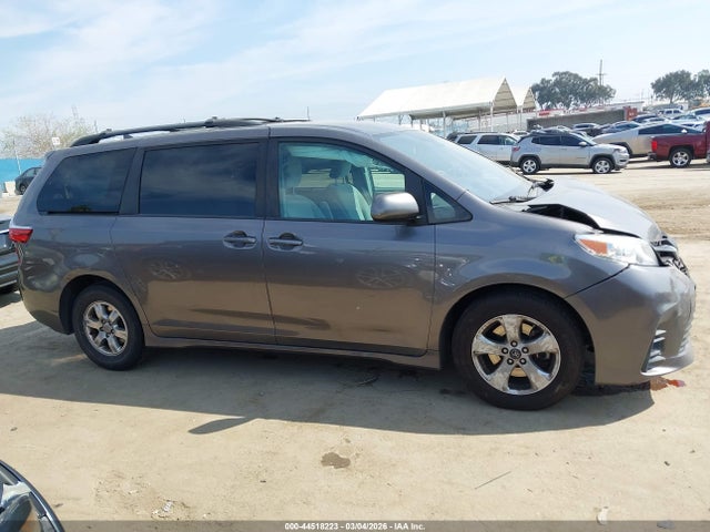 Toyota Sienna Le 8 Passenger 2018 5TDKZ3DC1JS950175 Image 13