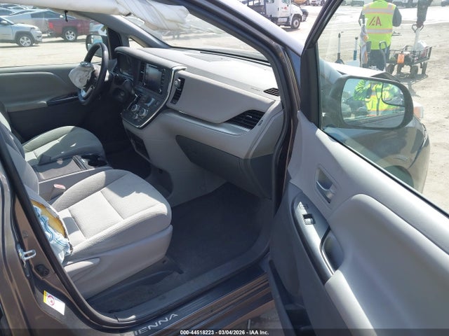 Toyota Sienna Le 8 Passenger 2018 5TDKZ3DC1JS950175 Image 5