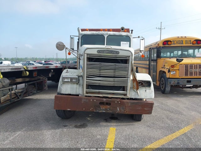44518399 :رقم المزاد ، 1FUP2CYBXJH331700 vin ، 1988 Freightliner Conventional Fld120 مزاد بيع
