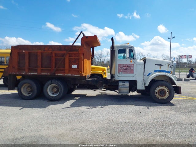 44518399 :رقم المزاد ، 1FUP2CYBXJH331700 vin ، 1988 Freightliner Conventional Fld120 مزاد بيع