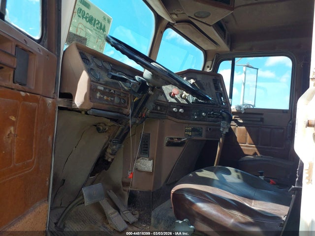 44518399 :رقم المزاد ، 1FUP2CYBXJH331700 vin ، 1988 Freightliner Conventional Fld120 مزاد بيع