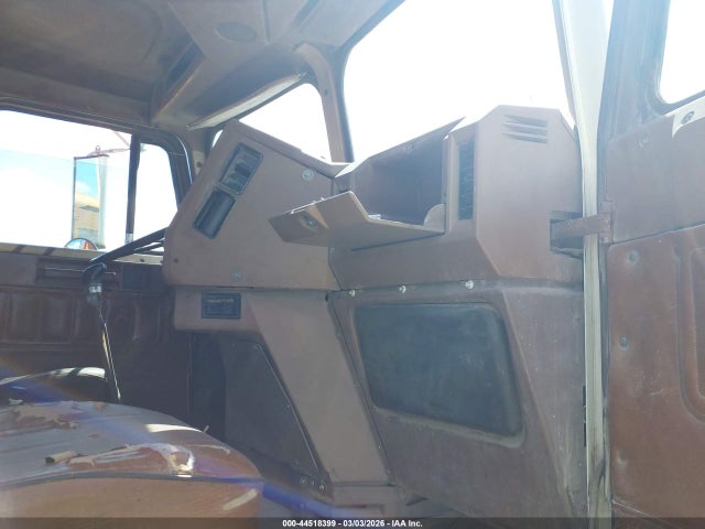 44518399 :رقم المزاد ، 1FUP2CYBXJH331700 vin ، 1988 Freightliner Conventional Fld120 مزاد بيع