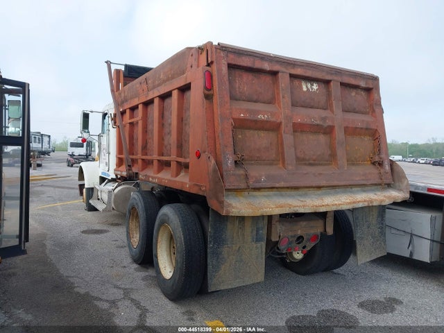 44518399 :رقم المزاد ، 1FUP2CYBXJH331700 vin ، 1988 Freightliner Conventional Fld120 مزاد بيع
