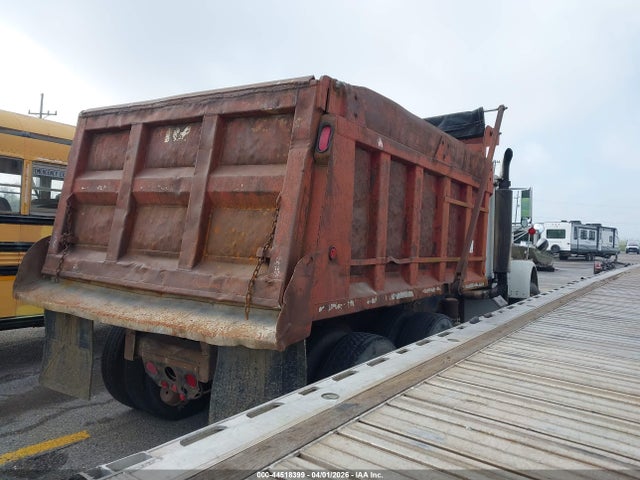 44518399 :رقم المزاد ، 1FUP2CYBXJH331700 vin ، 1988 Freightliner Conventional Fld120 مزاد بيع